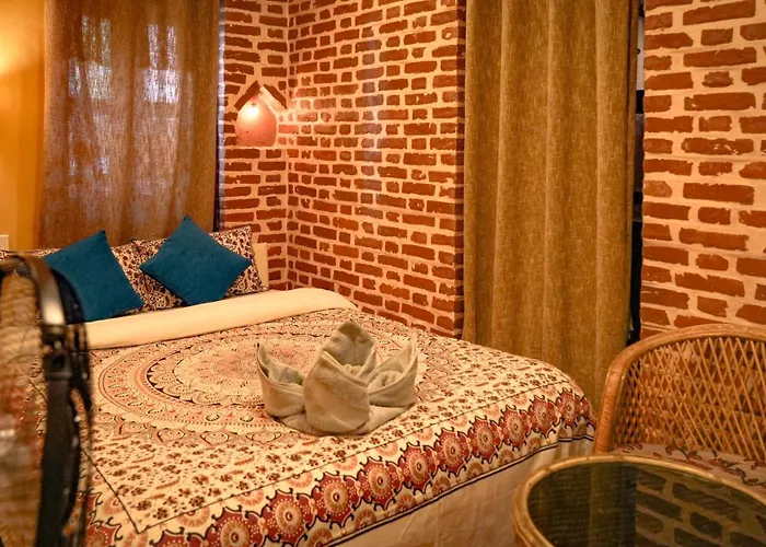 Hong Si Hotel- A Away From 2*