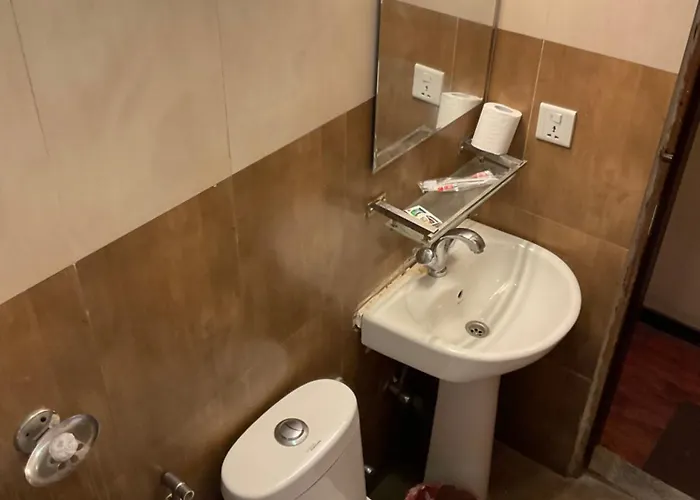 Hong Si Hotel- A Away From 2*